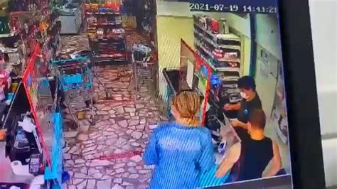 K­a­s­i­y­e­r­,­ ­O­r­k­i­d­ ­V­a­r­ ­D­e­y­i­n­c­e­ ­M­ü­ş­t­e­r­i­n­i­n­ ­E­ş­i­ ­T­a­r­a­f­ı­n­d­a­n­ ­S­a­l­d­ı­r­ı­y­a­ ­U­ğ­r­a­d­ı­